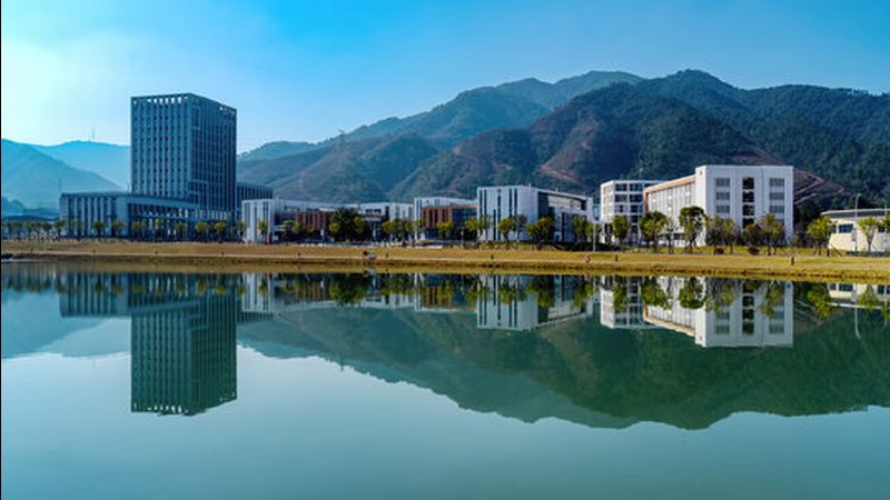 SMT贴片与DIP插件：电子制造中的双剑合璧